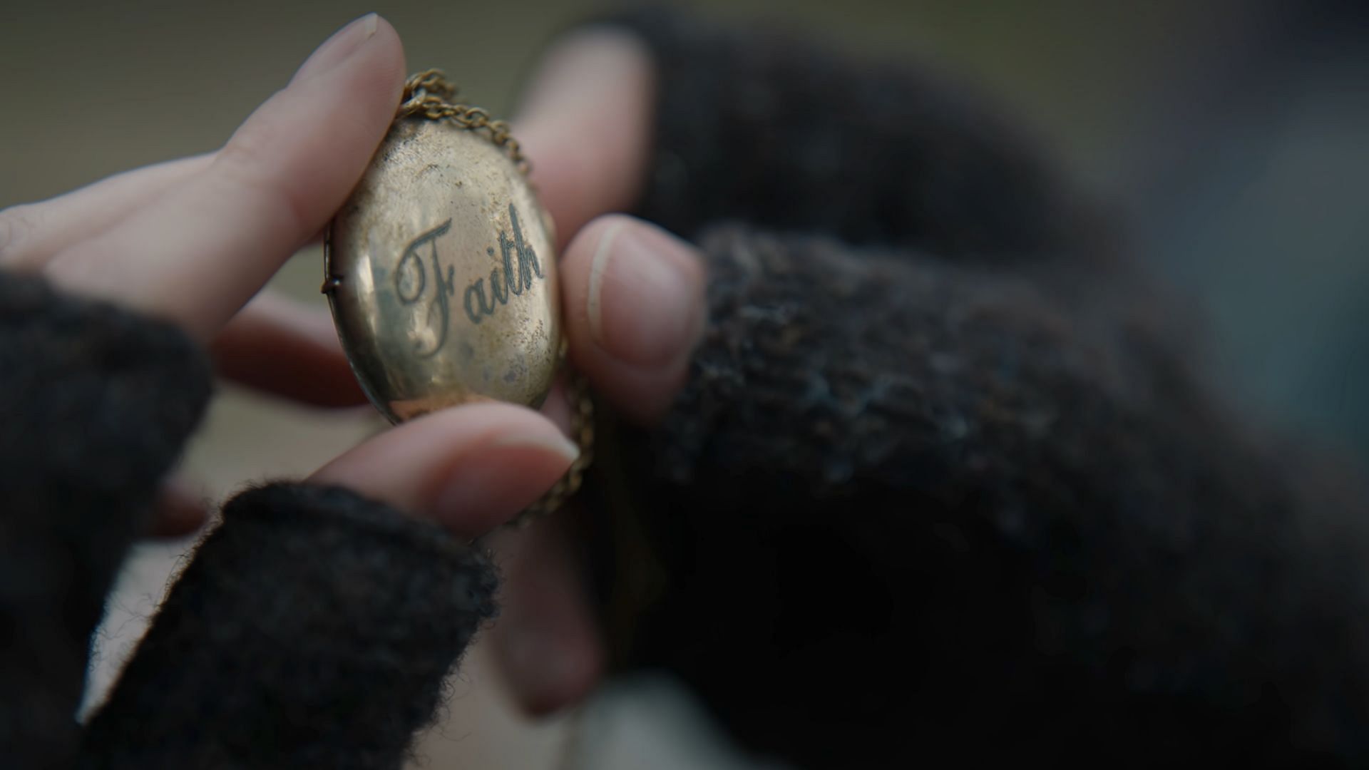 The locket in the Outlander season 7 finale (Image via Starz)