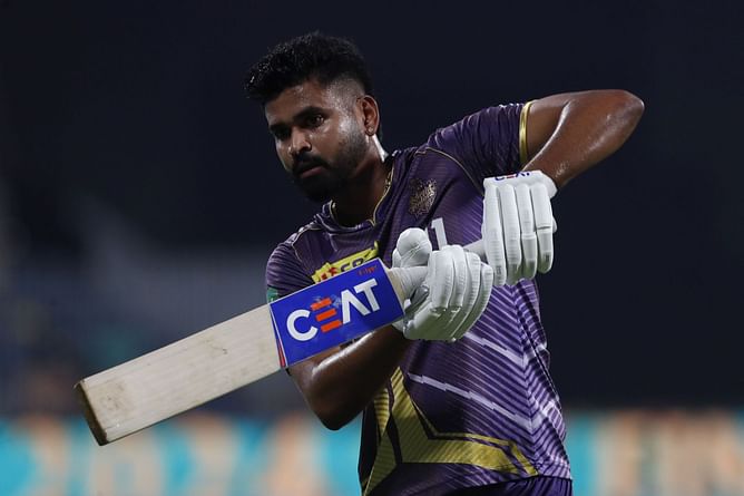Shreyas Iyer signs autograph & clicks picture with a girl at Mumbai restaurant ahead of IND vs ENG 2025 series [Watch]