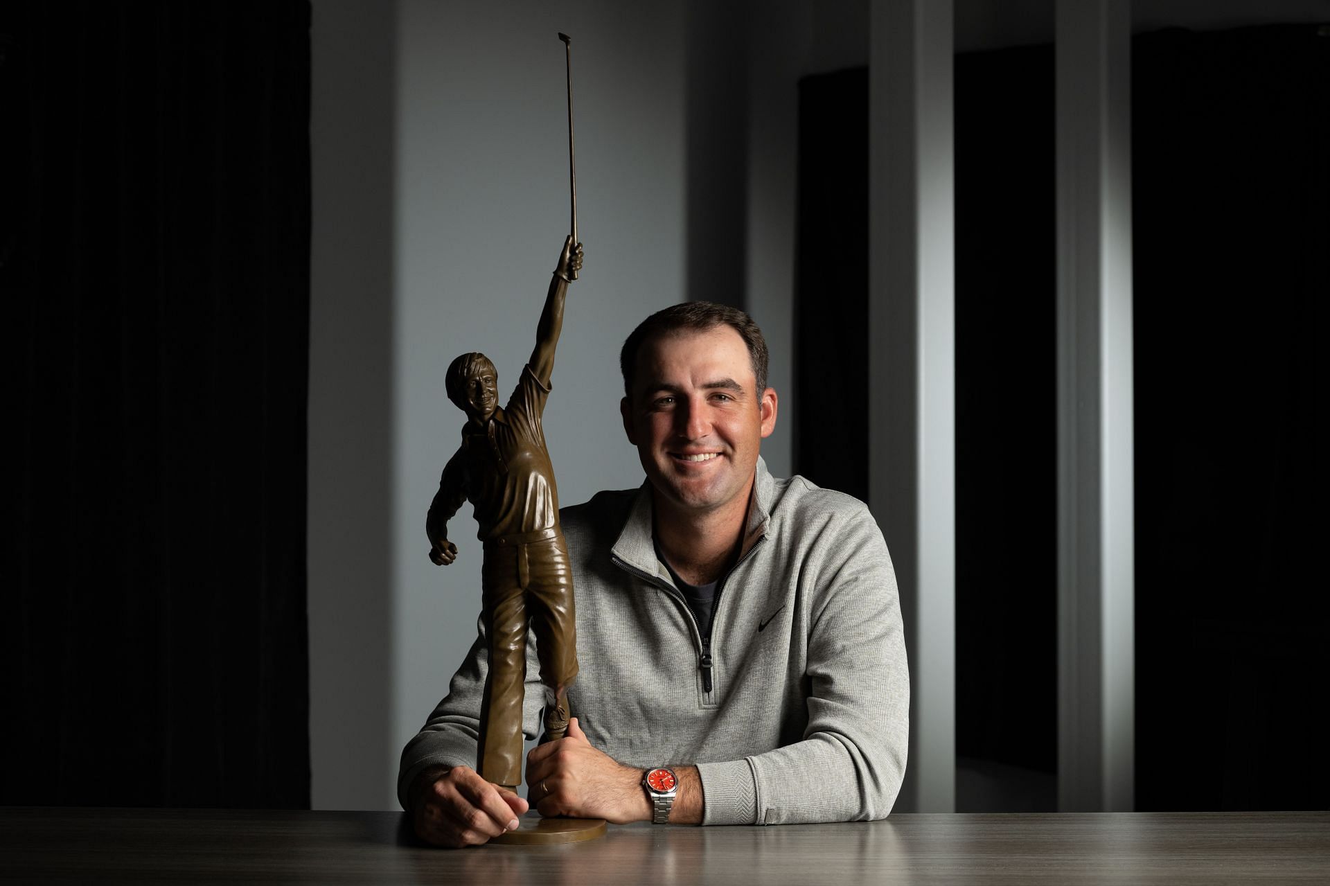 Scottie Scheffler with the Jack Nicklaus Award PGA TOUR Player of the Year Announcement [Image via Getty]