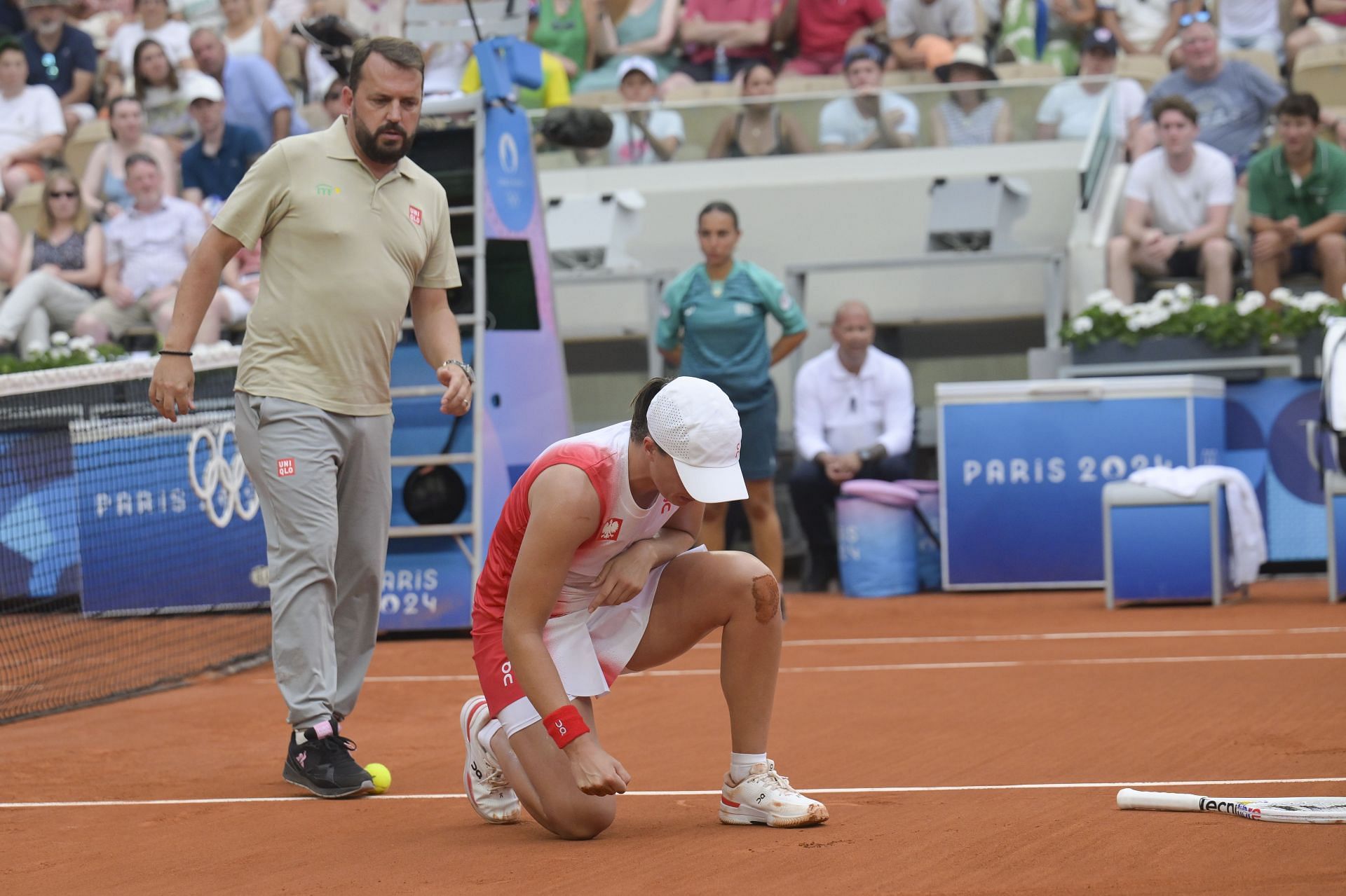 Iga Swiatek goes down after being hit by Danielle Collins&#039; backhand - Source: Getty