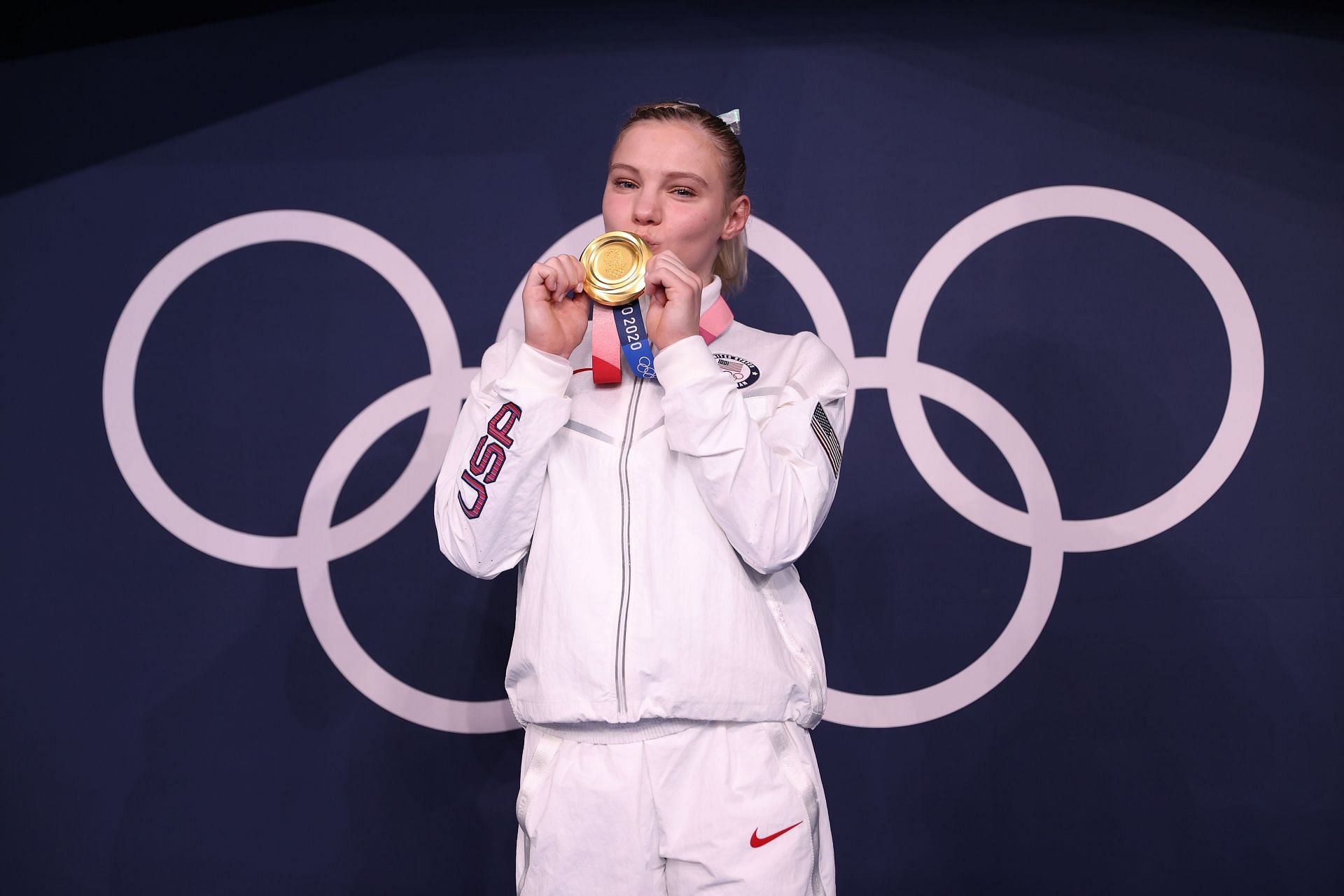 Carey with her floor exercises gold medal at the Ariake Gymnastics Center during the 2020 Tokyo Games (Image via: Getty)