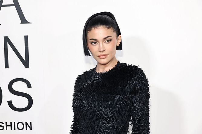 "Damn Kylie couldn’t even say hi" — Internet reacts as Demi Moore seemingly ignoring Kylie Jenner at Golden Globes 2025