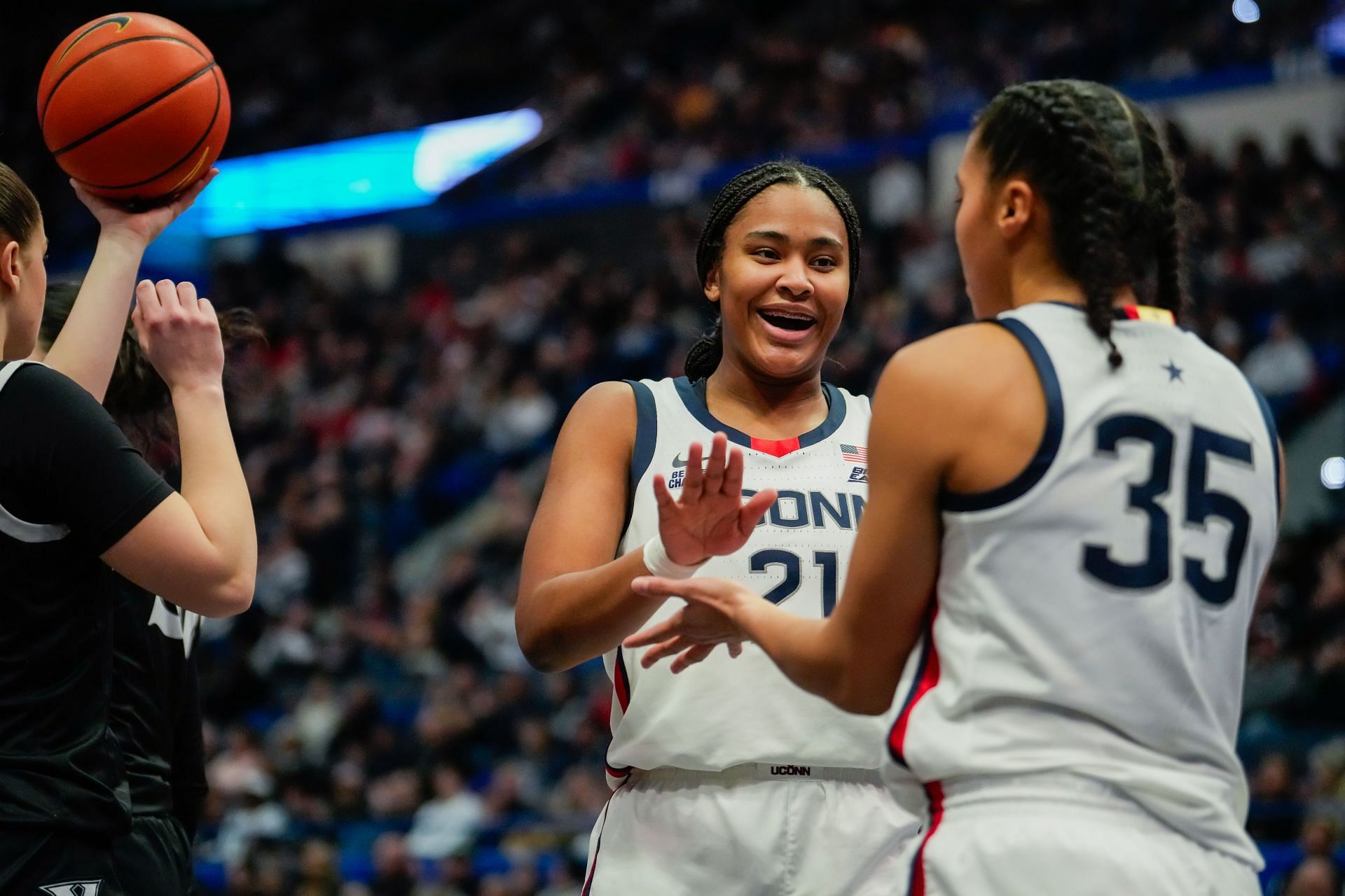 Sarah Strong (#21) of the UConn Huskies cheers on Azzi Fudd (#35) during the first half of their NCAA women&#039;s basketball game against Xavier at the XL Center on January 8, 2025. Photo: Getty