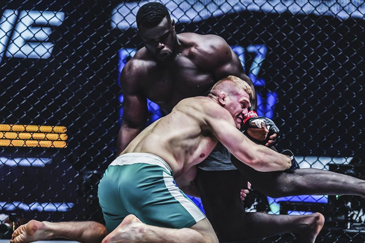 WATCH: Heavyweight MMA king Oumar &lsquo;Reug Reug&rsquo; Kane displays uncanny athleticism in KO finish of Batradz Gazzaev -- Photo by ONE Championship