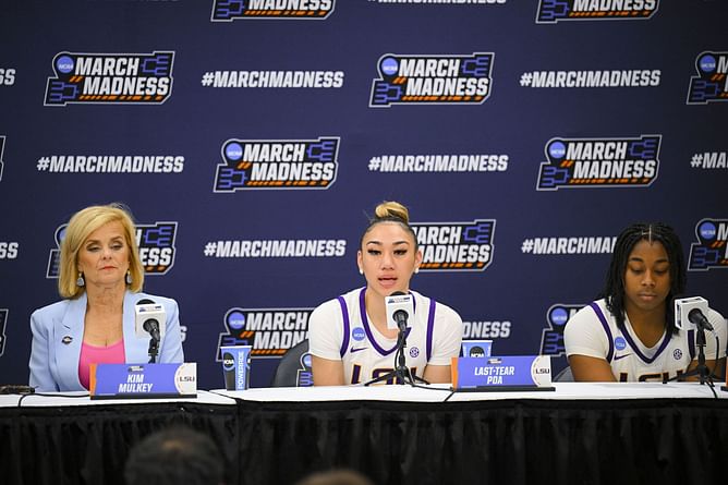 LSU's Last-Tear Poa drops 3-word comment for a young fan channeling her inner Kim Mulkey