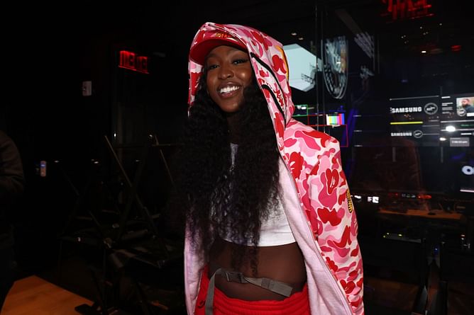 “She look like straight out of a Disney movie”: $1.5 million NIL-valued Flau’jae Johnson reviews Taylor Swift’s outfit at Travis Kelce’s Chief game