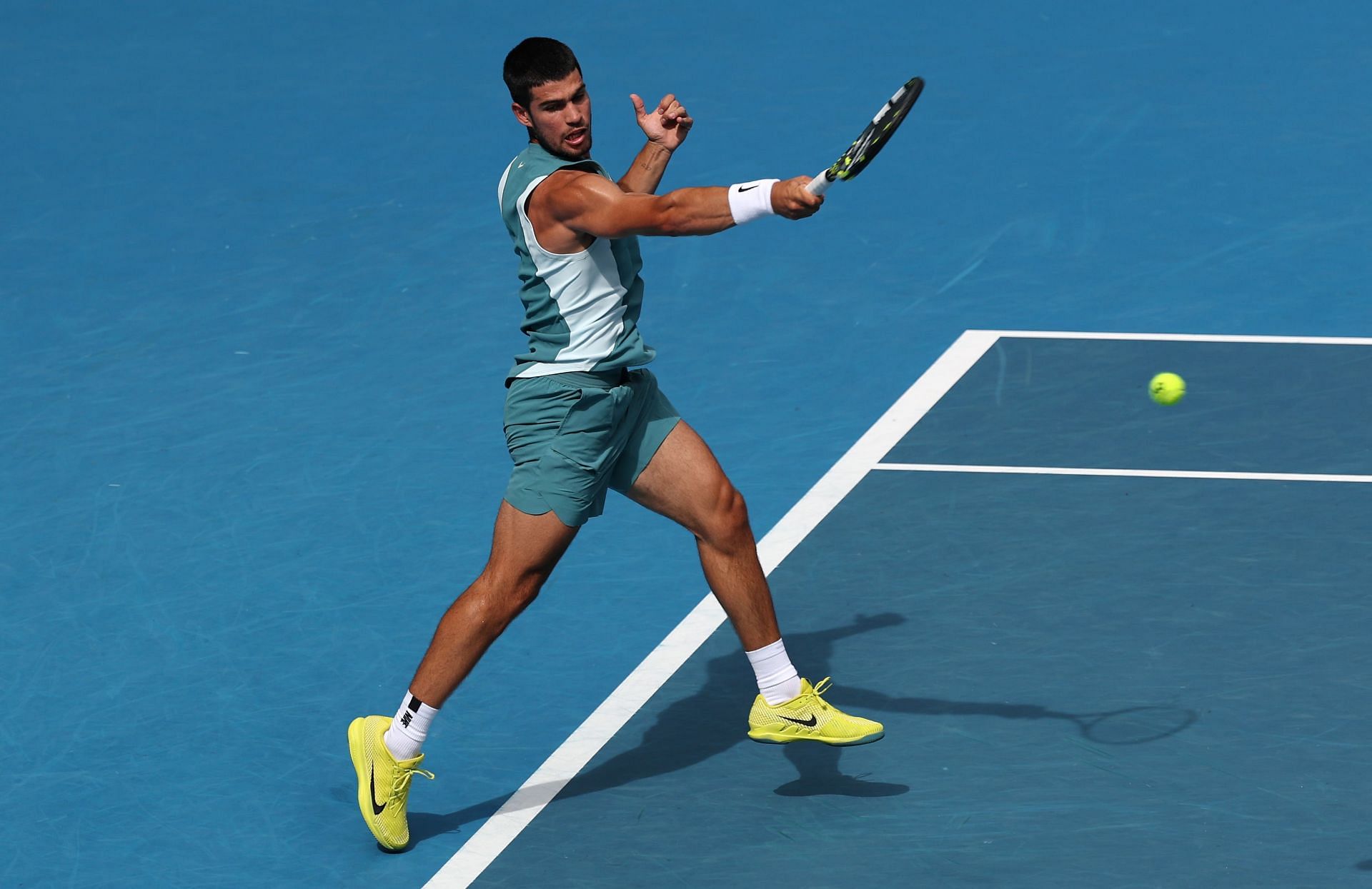 Carlos Alcaraz hits a forehand (Source: Getty)