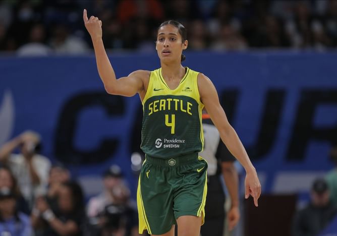 Skylar Diggins-Smith flexes strong lower body frame with single-leg squats ahead of Unrivaled action