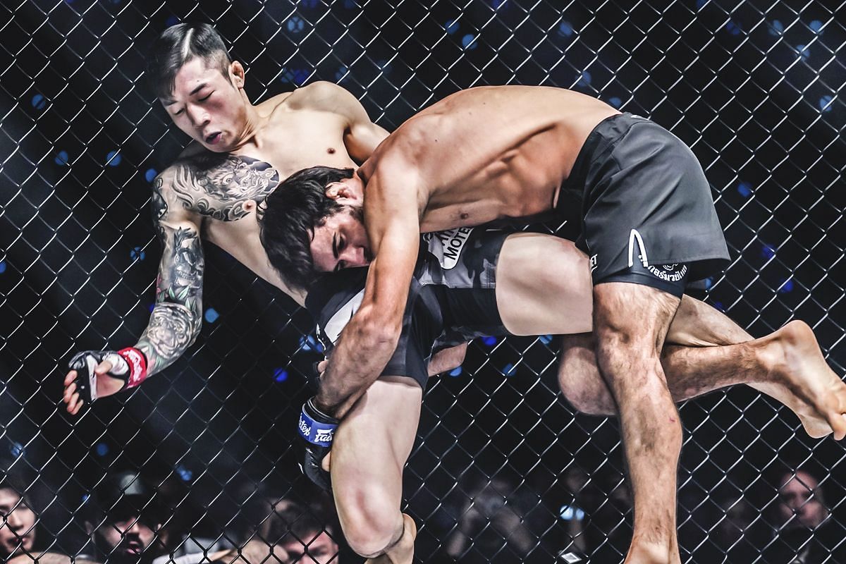 Kim Jae Woong (left), Shamil Gasanov (right) [Photo via ONE Championship]