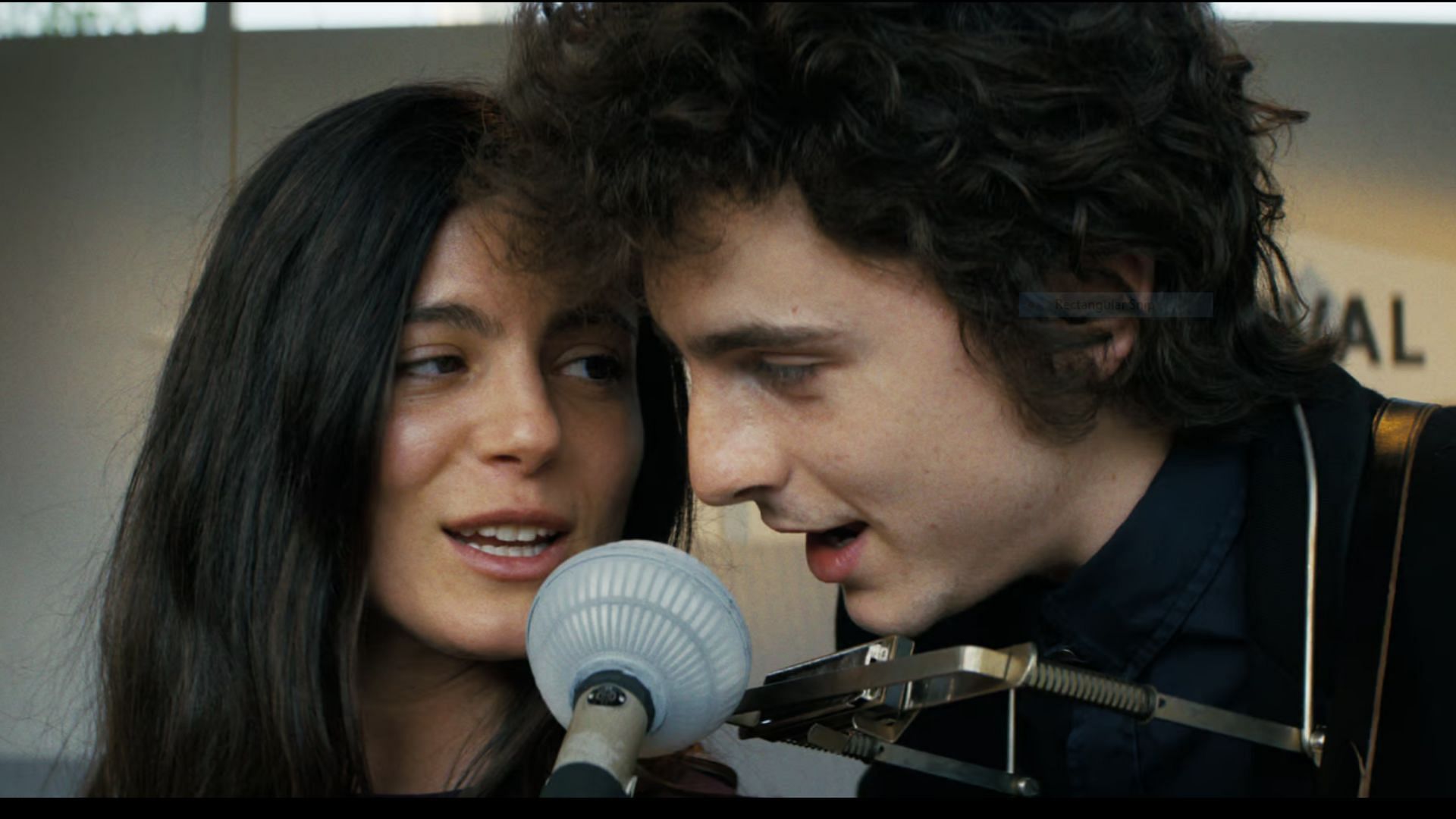 Bob Dylan and Joan Baez sing this number together in the movie (Image via Searchlight Pictures)