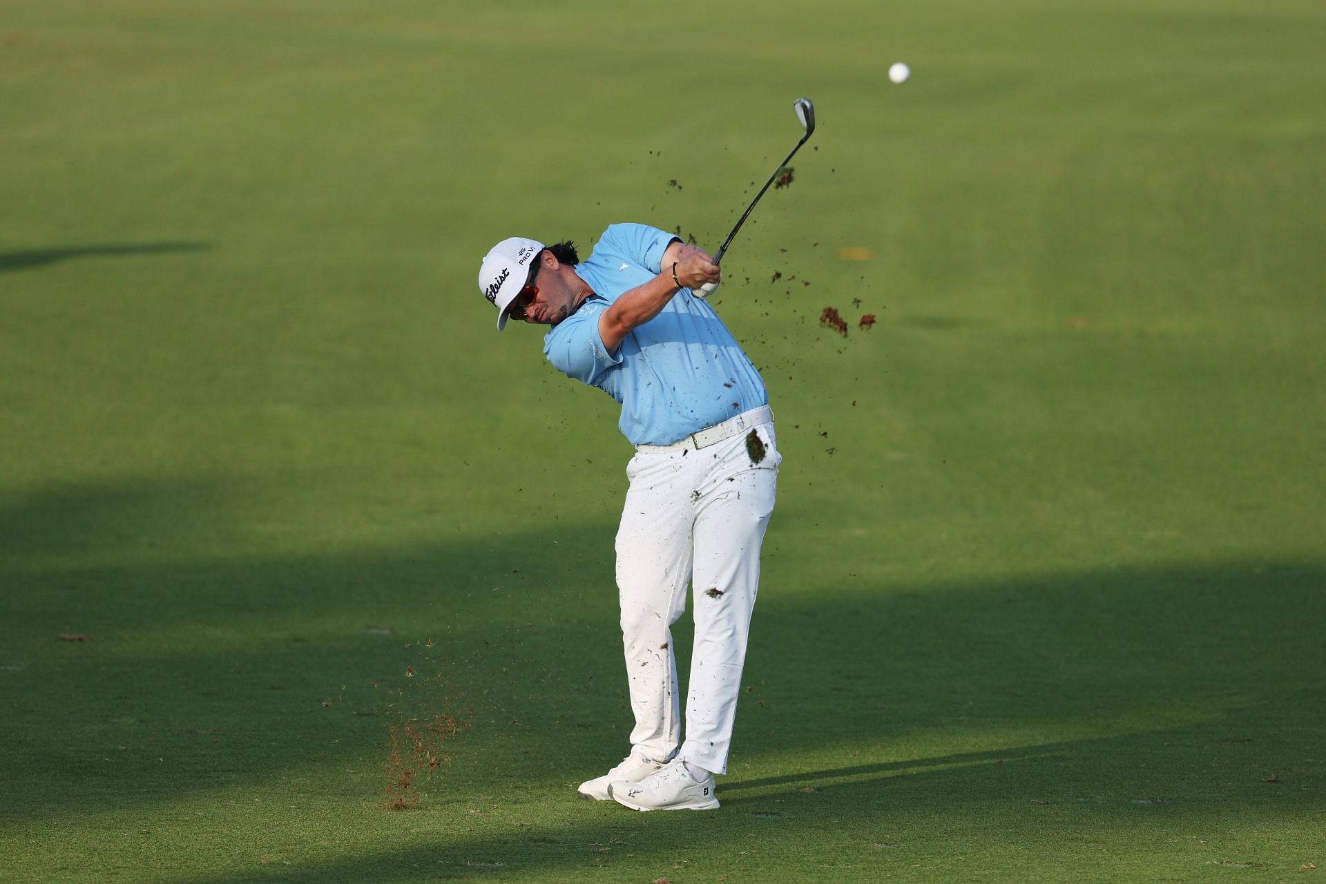 Ewen Ferguson leads the 2025 Hero Dubai Desert Classic after round 2 (Image via Getty).