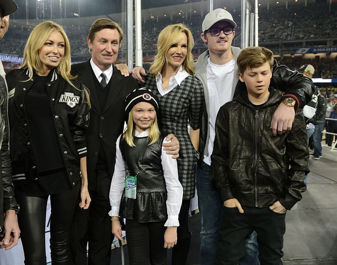 Wayne Gretzky's daughters Emma and Paulina celebrate New Year's Eve with family