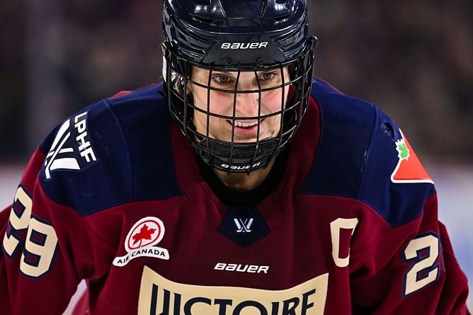 Marie-Philip Poulin sends playful 3-word warning after falling victim to Victoire teammate's locker room prank