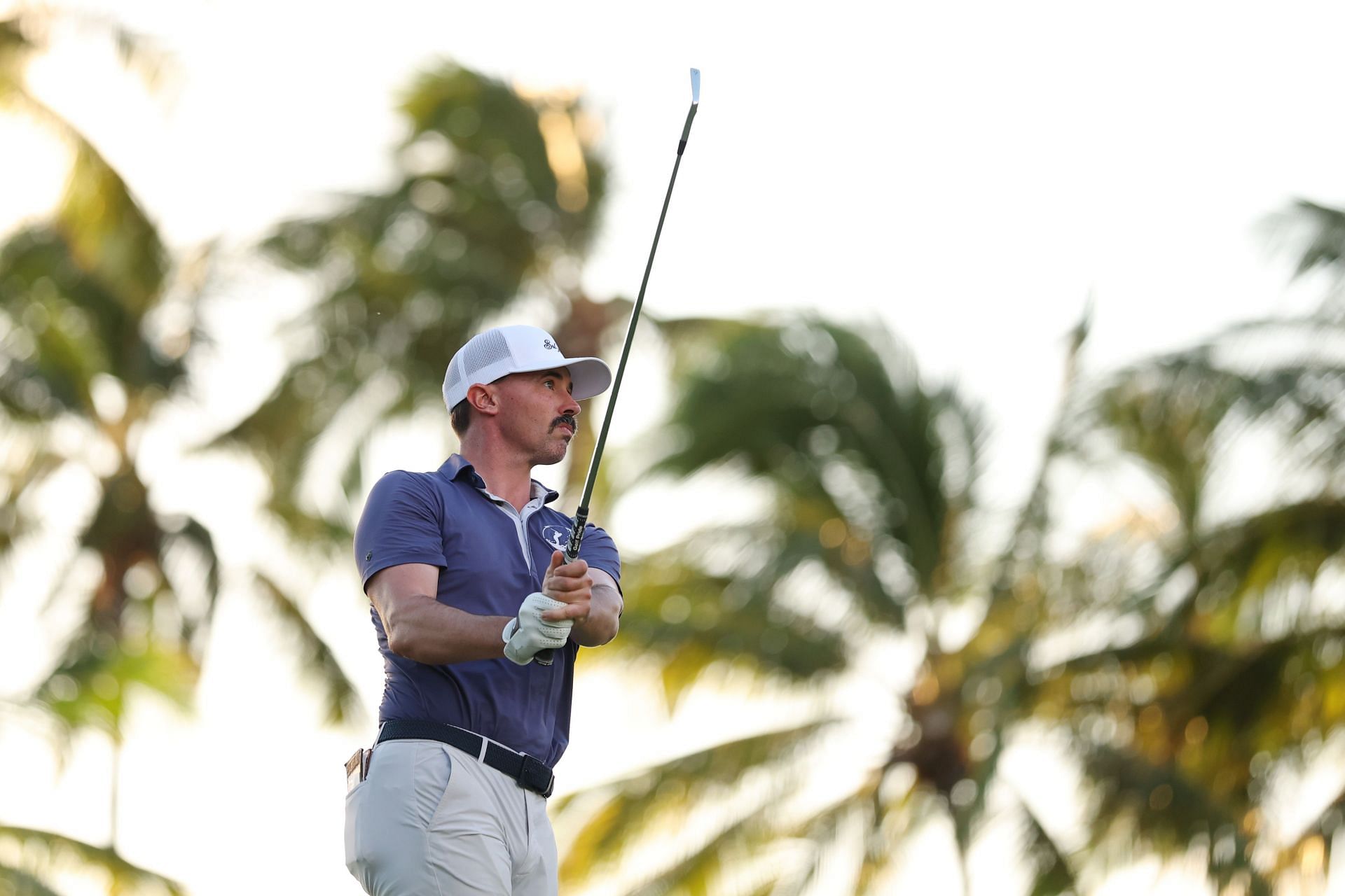 Who is leading the 2025 Sony Open in Hawaii after round 2? Leaderboard