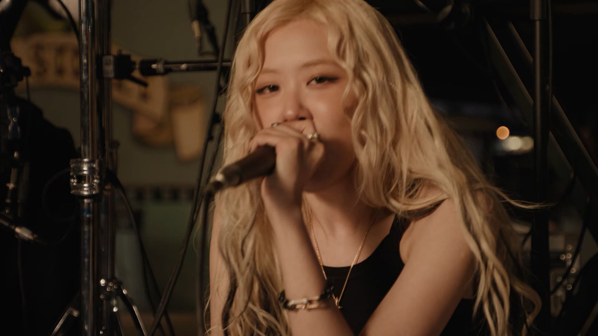 Still from BLACKPINK&rsquo;s Ros&eacute; &lsquo;3am&rsquo; live performance video (Image via YouTube/@Ros&eacute; )