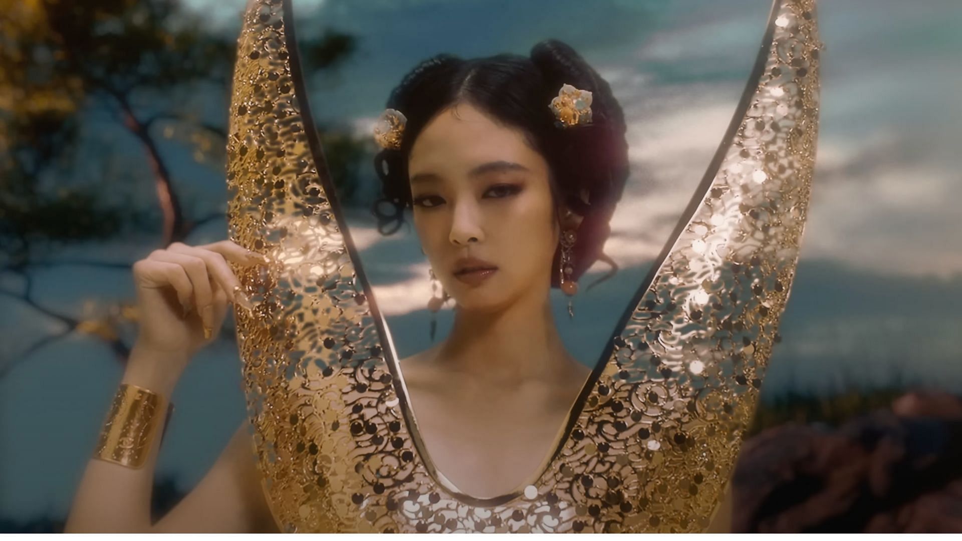 Cultural epresentation behind BLACKPINK&rsquo;s Jennie&rsquo;s ZEN golden crown outfit. (Image via YouTube/JENNIE)