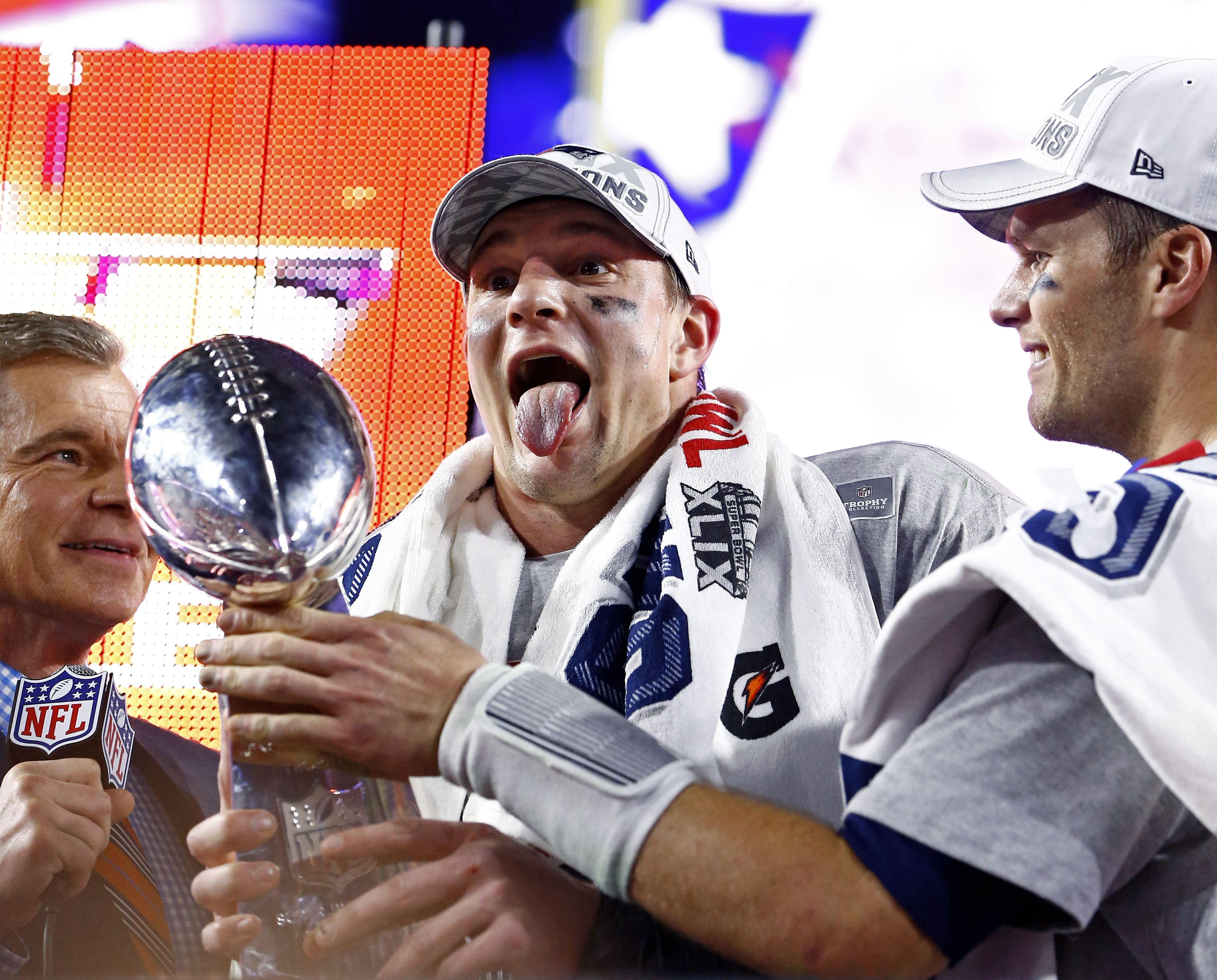 NFL: Rob Gronkowski celebrates with Tom Brady following the game against the Seattle Seahawks in Super Bowl XLIX - Source: Imagn