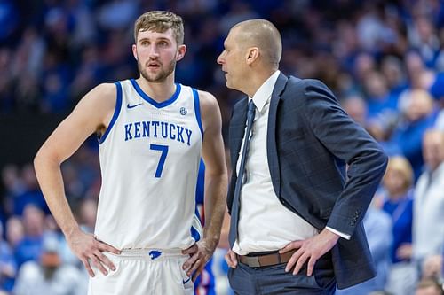 Andrew Carr (#7) talks with Kentucky head coach Mark Pope during the game against the Florida Gators at Rupp Arena on January 4, 2025. Photo: Getty