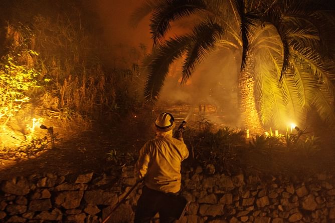 "Someone is going to make this an album cover"- Internet reacts to a video of the Sunset Fire seen burning behind the Capitol Records building