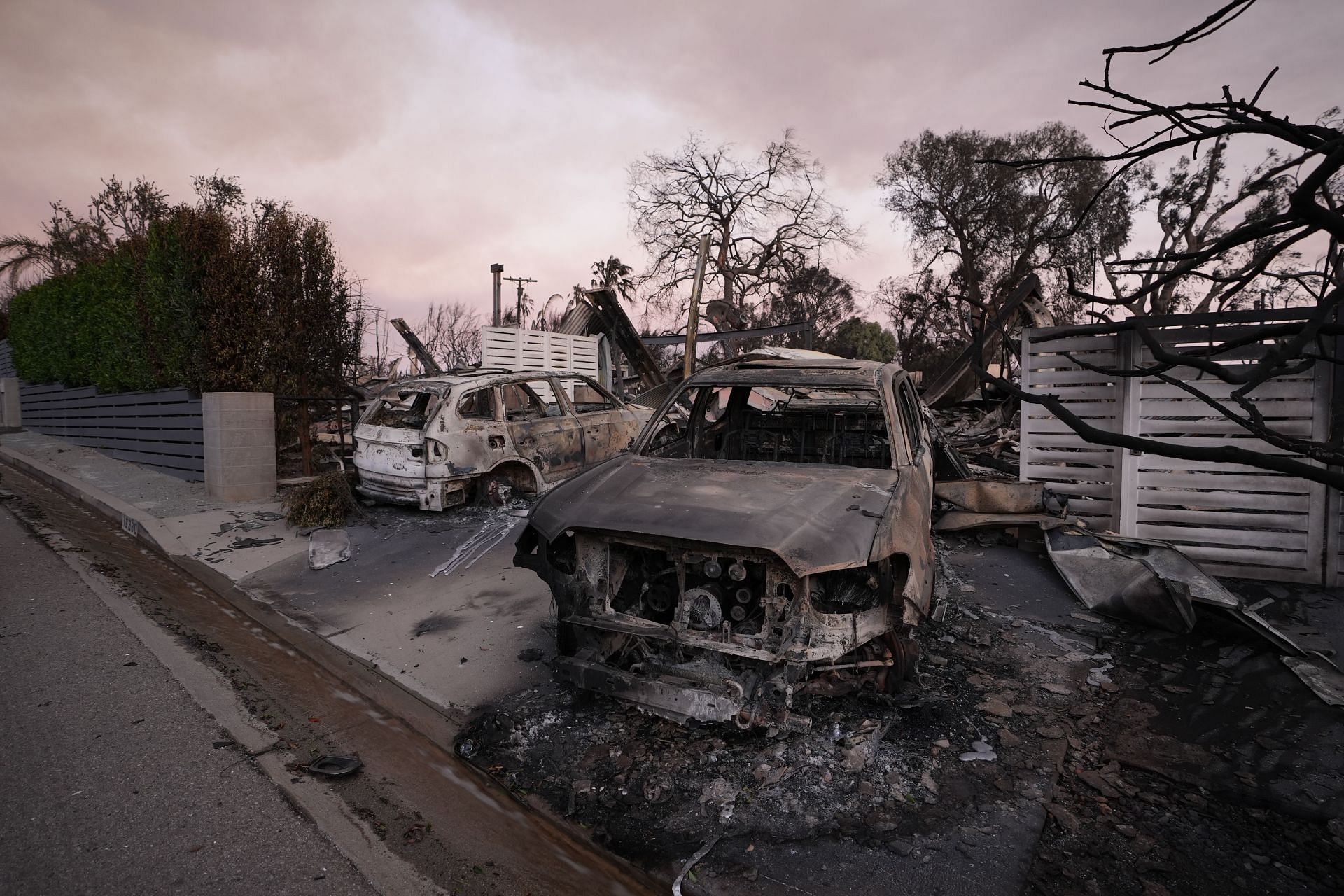 Death toll rises to 11 as wildfires continue to burn in Los Angeles - Source: Getty