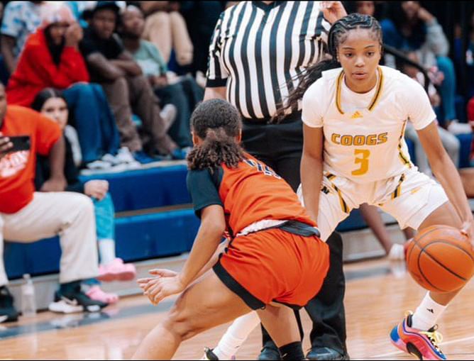 "Walking the dog is crazy": Hoops fans react to Texas high school hooper Aniah Holmes' nonchalant bucket moment