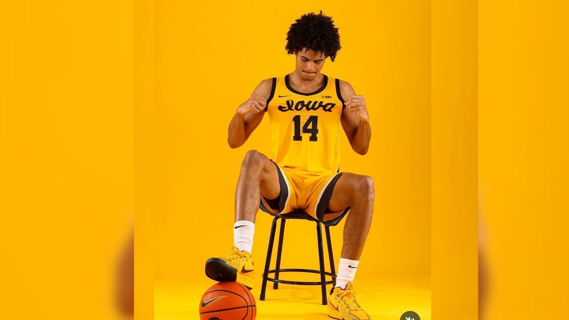 Iowa Hawkeyes get one of their top recruits in program history with the commitment of 4-star SF Joshua Lewis. (Image via Instagram @_juicywa)