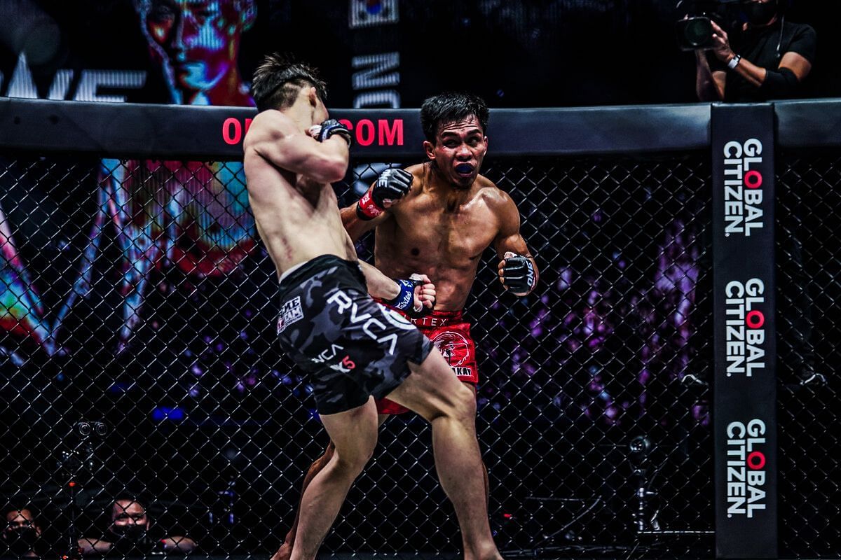 Kwon Won Il fighting Kevin Belingon | Image credit: ONE Championship