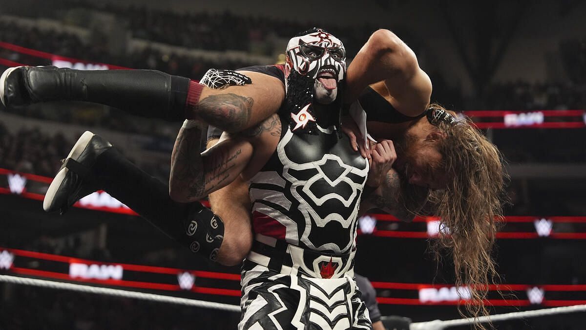 Penta and Pete Dunne during their RAW match. [Image via WWE.com]