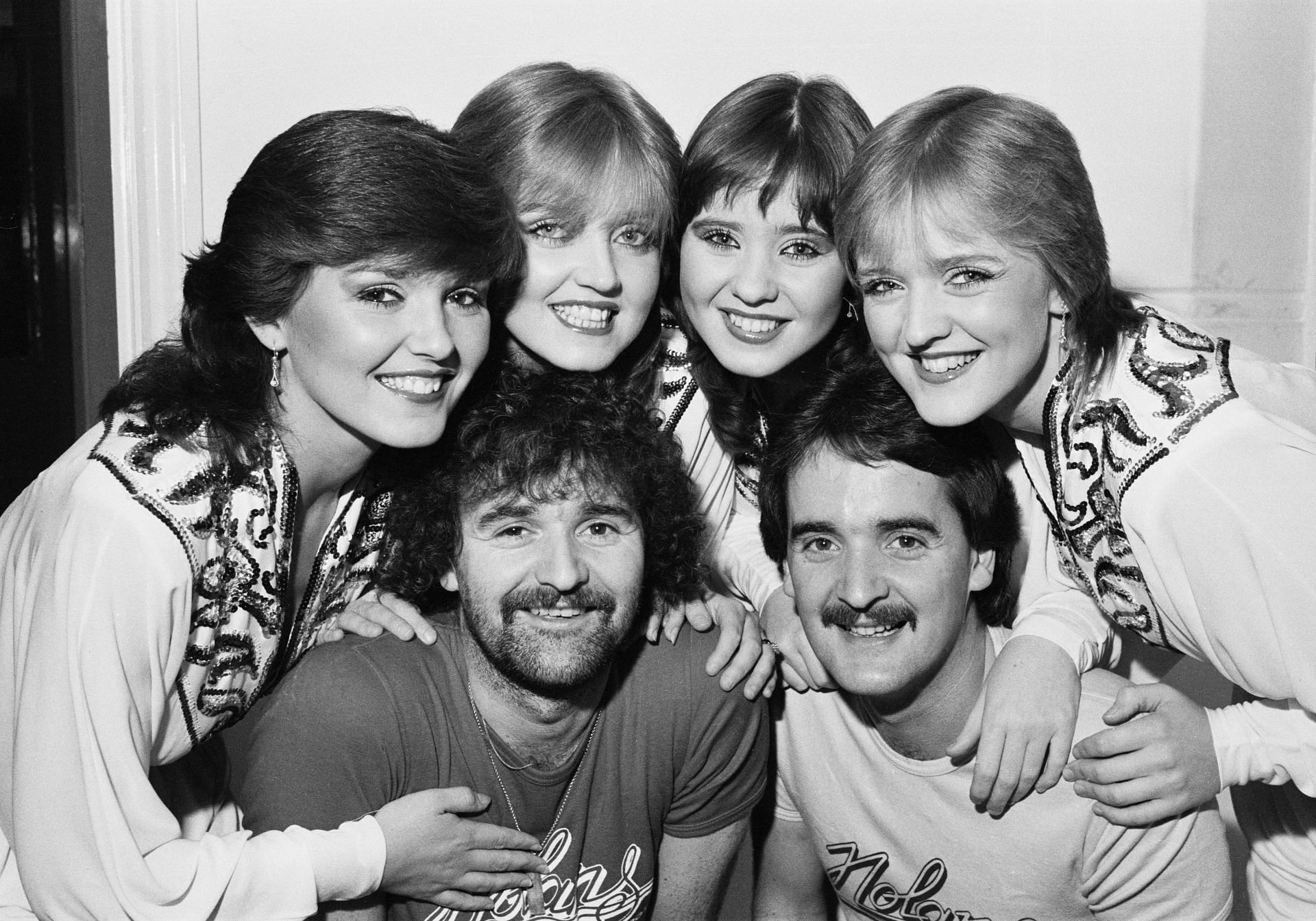 (From left to right) Maureen, Linda, Coleen &amp; Bernie, with brothers Tommy &amp; Brian in the 1980s, (Image via Getty)