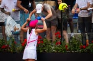 Iga Swiatek celebrates with psychologist Daria Abramowicz at the Italian Open (Image: Getty)