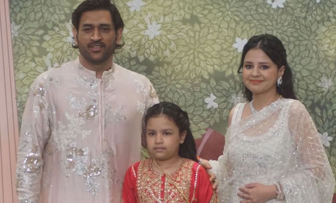 “That’s the only way to be safe” - When MS Dhoni beautifully answered whether he wants his wife around his female fans [Watch]