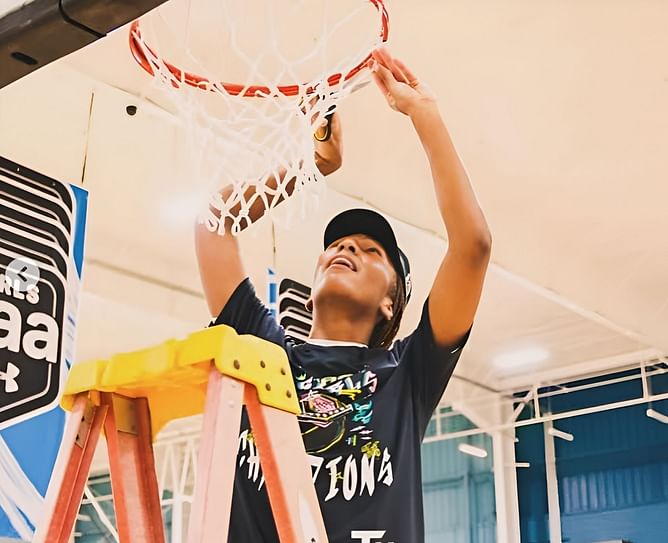 South Carolina's Bree Hall drops 3-word reaction as 4-star rated sister Brooklyn Hall impresses in Classic in the City game
