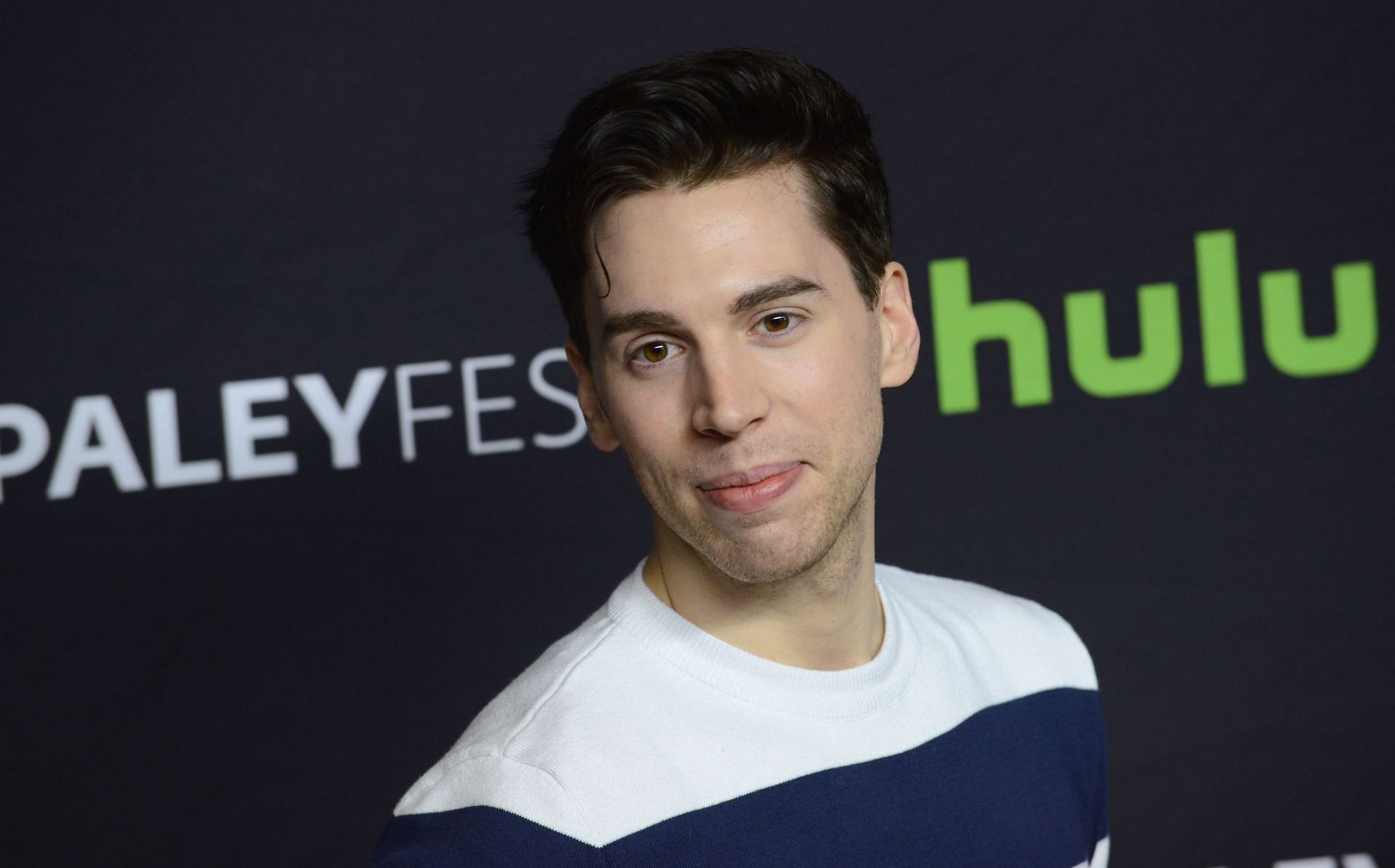 Jordan Gavaris (Image via Getty)