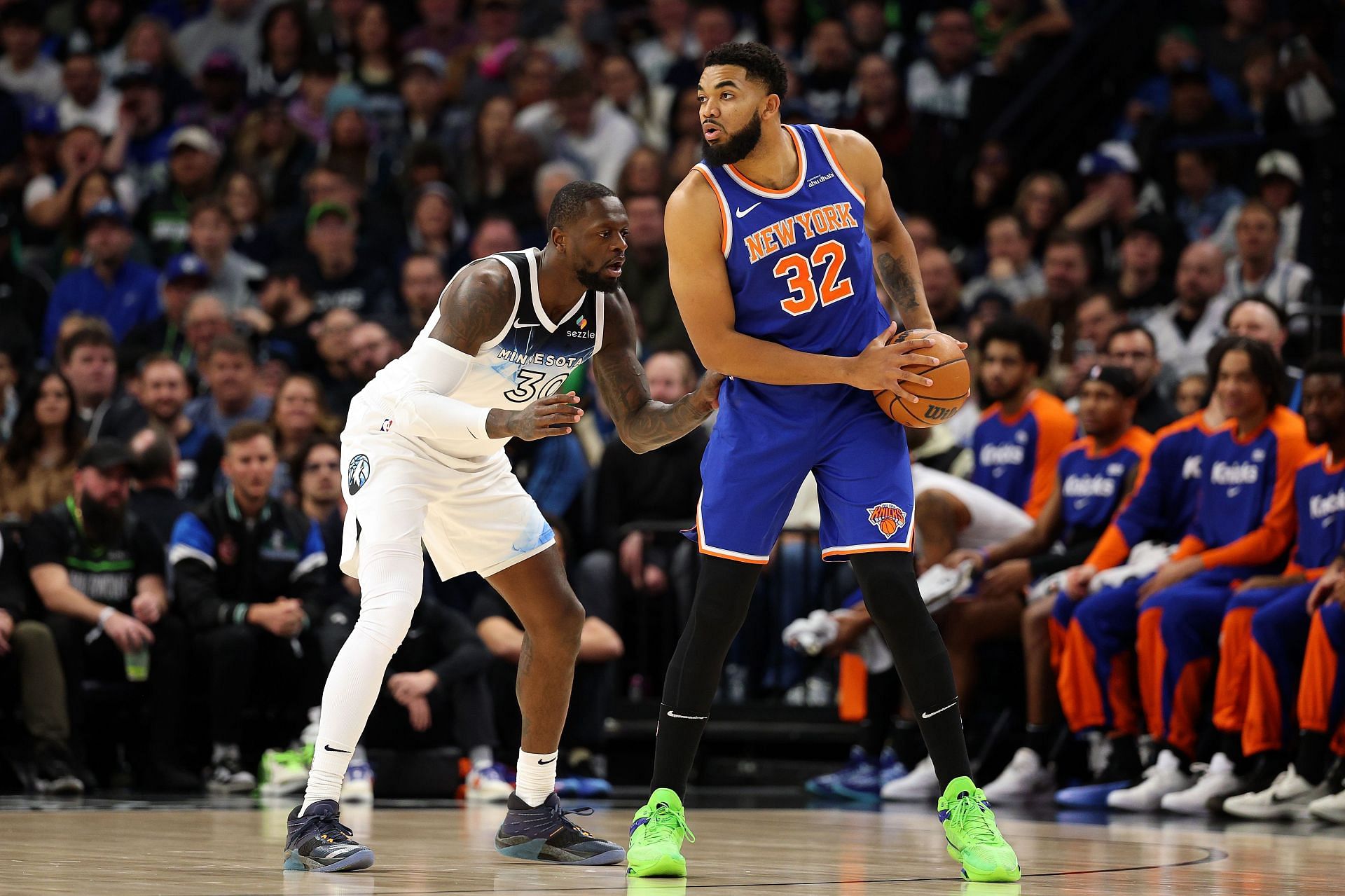 Julius Randle and Karl-Anthony Towns matching up in their new teams after being traded for each other (Image Source: Getty)