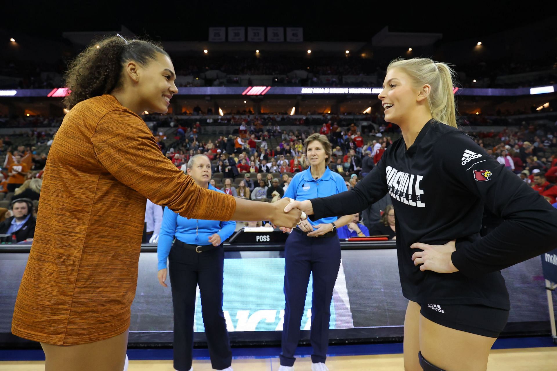 Anna DeBeer (right) with her Texas Longhorns counterpart during the 2022 NCAA Championships (Image via: Getty Images)