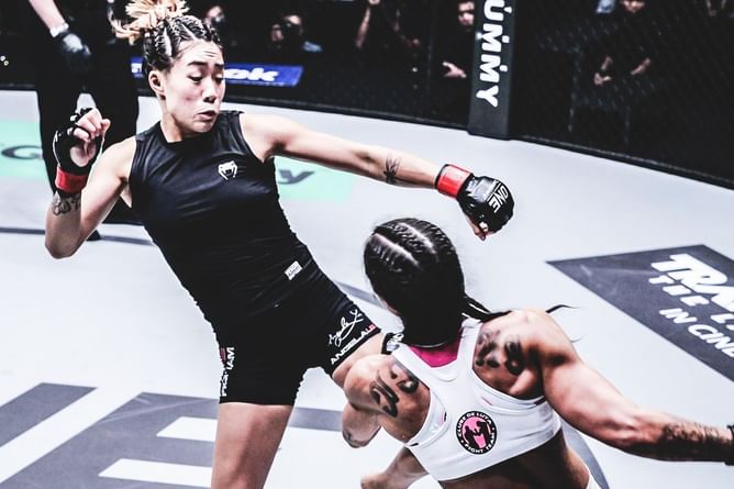 “Absolute domination” - Fans grimace at the sheer pain Angela Lee brought upon Istela Nunes in Singapore