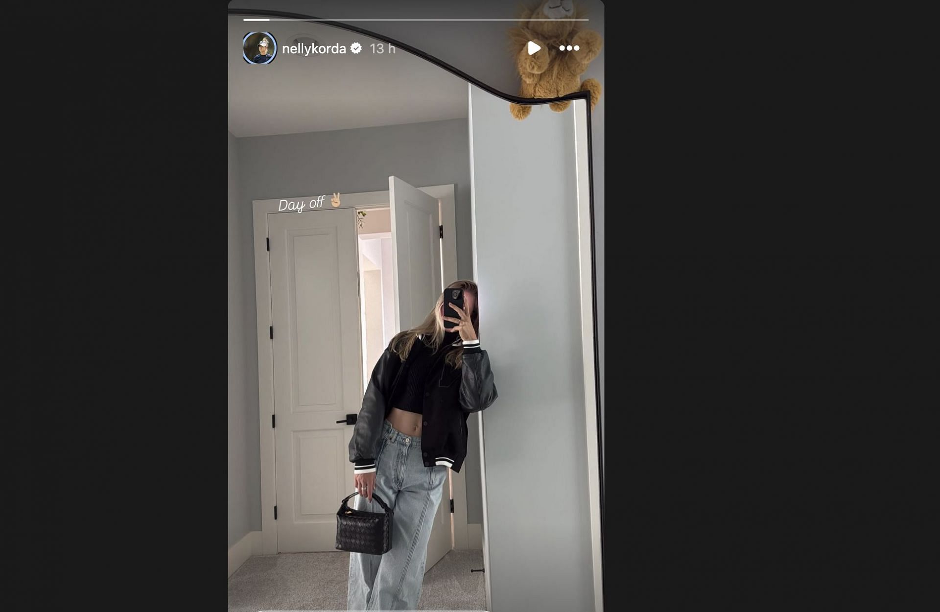 Nelly Korda posts mirror selfie on Instagram (Image via instagram@nellykorda)