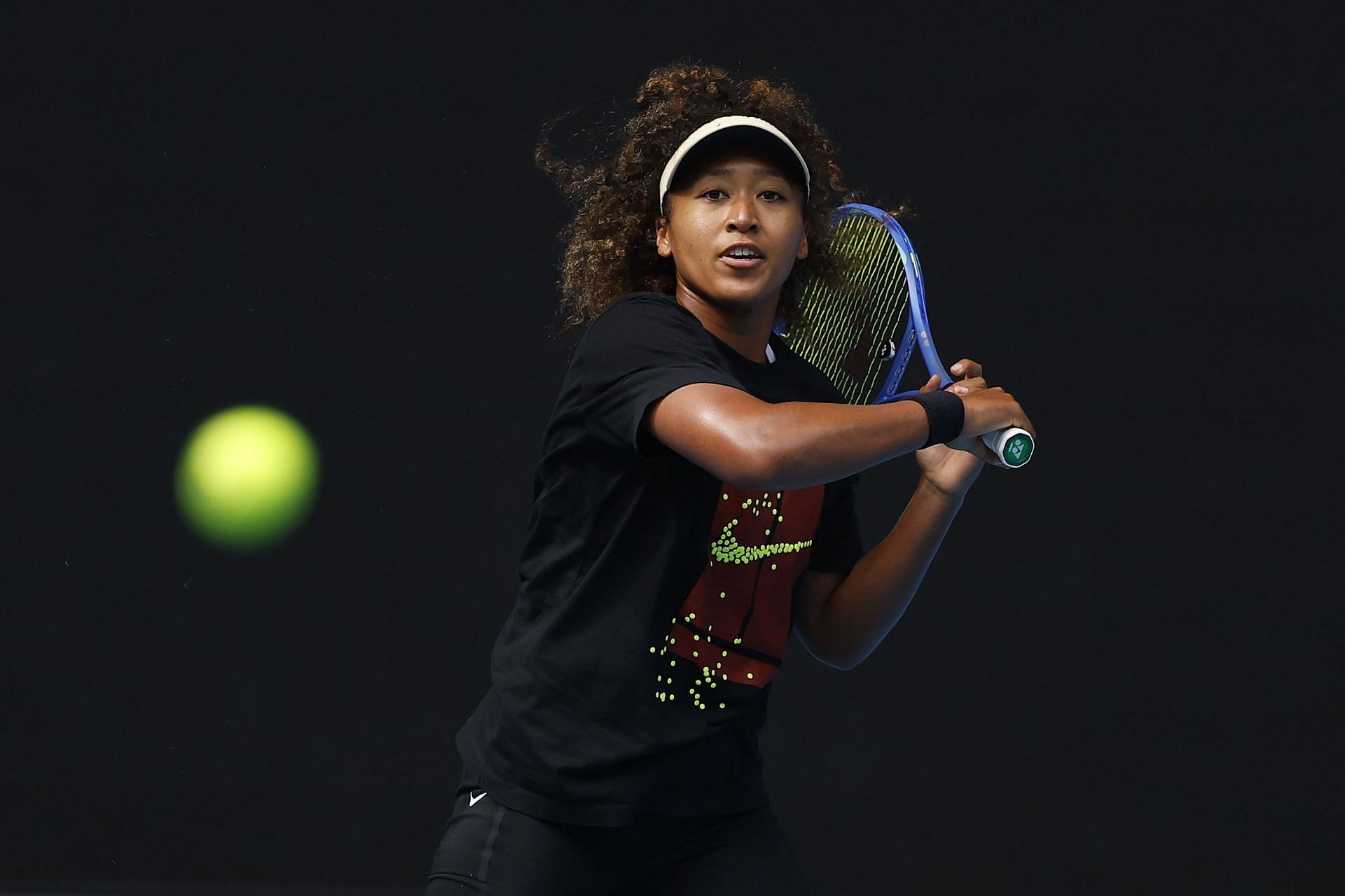 Naomi Osaka practices at Rod Laver Arena (Source: Getty)