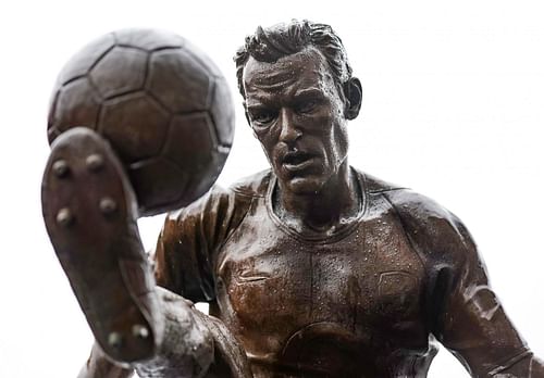 Dennis Bergkamp's statue outside Emirates Stadium - Premier League - Source: Getty