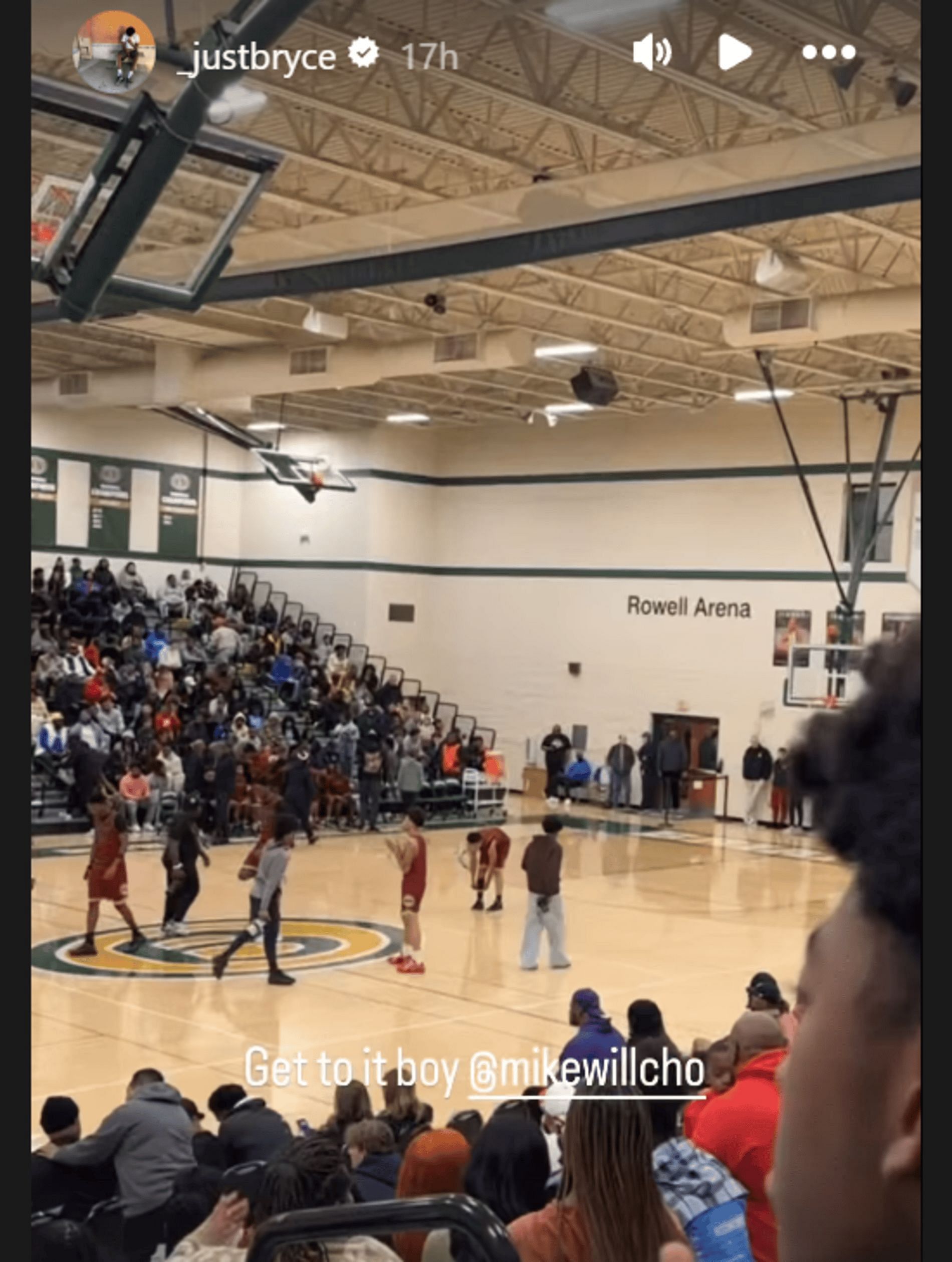 Bryce James cheers on fellow NBA son Mike Williams during game in Tennessee (Source: Instagram/_justbryce)