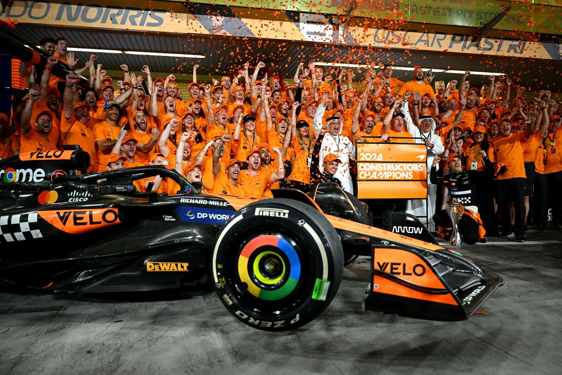 Race winner Lando Norris, 10th placed Oscar Piastri and the McLaren team celebrate winning the 2024 F1 Constructors Championship in the Pitlane after the F1 Grand Prix of Abu Dhabi - Source: Getty