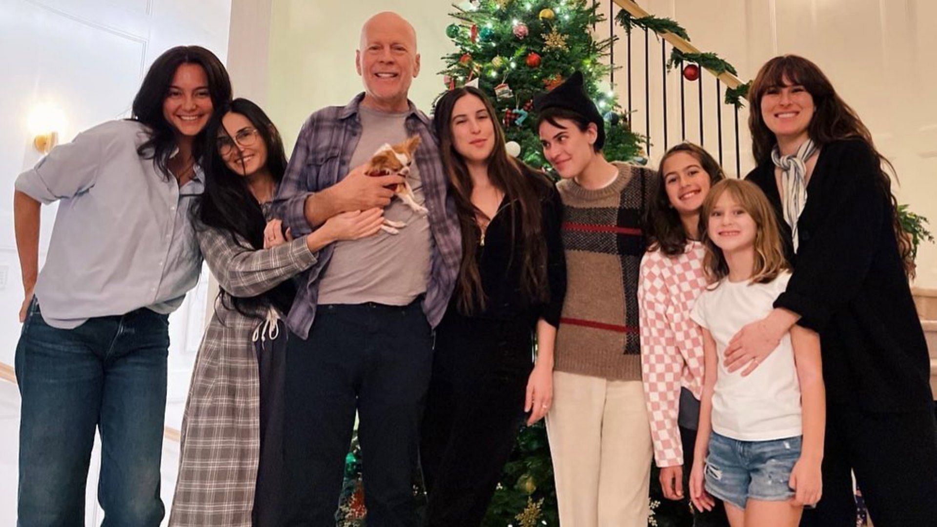 An image of Bruce and his family from December 2023 (Image via Instagram/@demimoore)