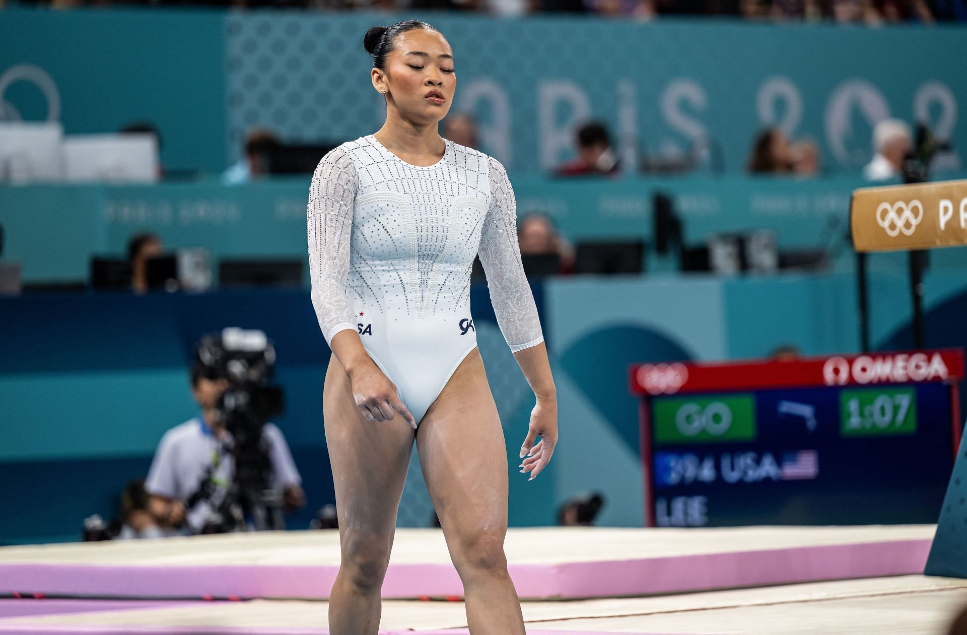 Lee at the Bercy Arena wearing a white leotard on the tenth day of the Paris Olympics during her beam balance performance (Image via: Getty Images)