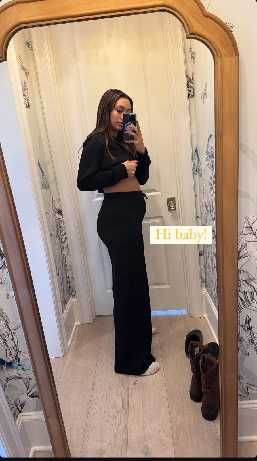 Alexa DeLone flaunting her baby bump (Source: @alexareddick_ via Instagram)