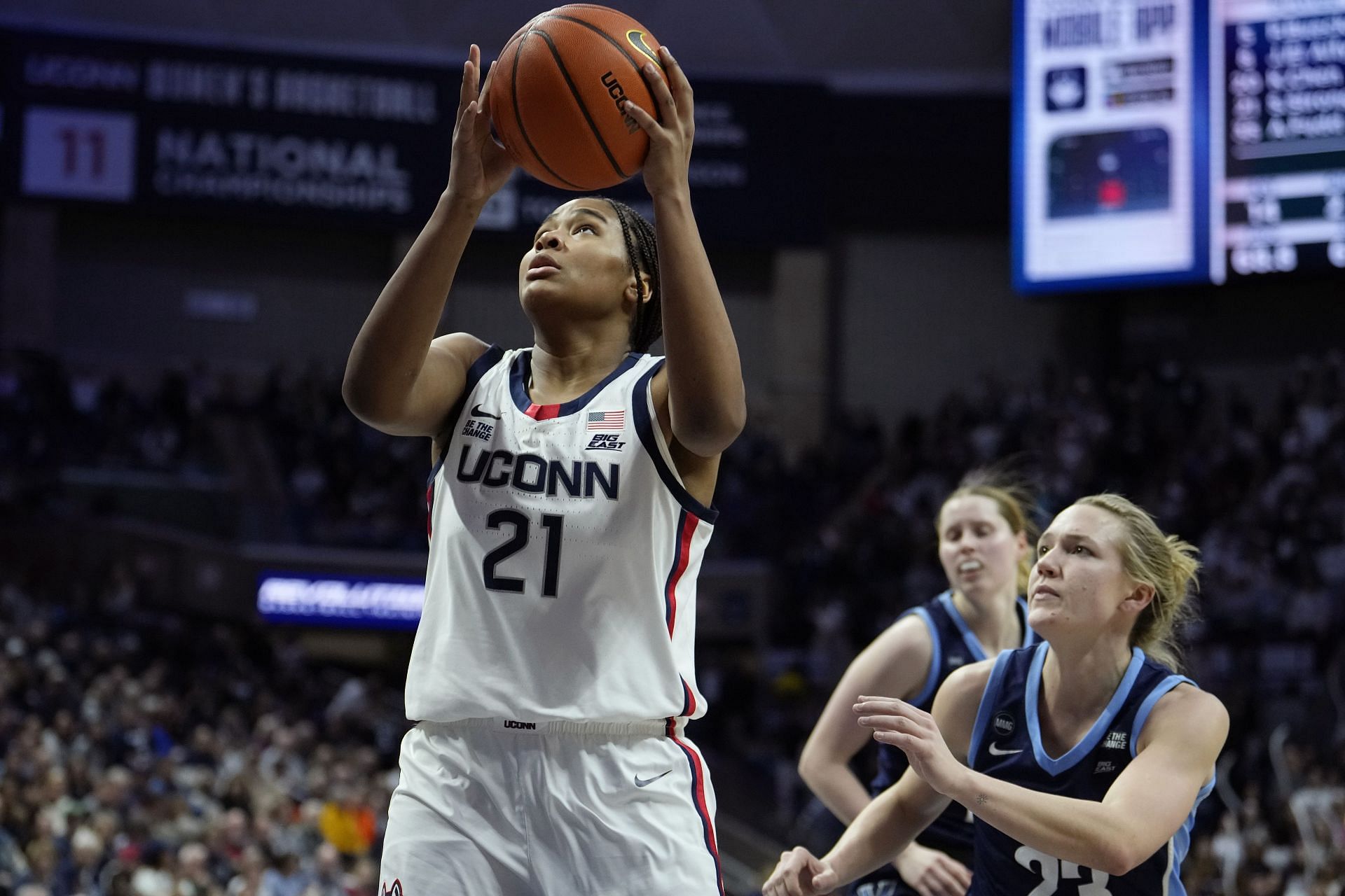 Sarah Strong (#21) of the UConn Huskies shoots against Maddie Burke (#23) of the Villanova Wildcats during their game at the Harry A. Gampel Pavilion on January 22, 2025. Photo: Getty