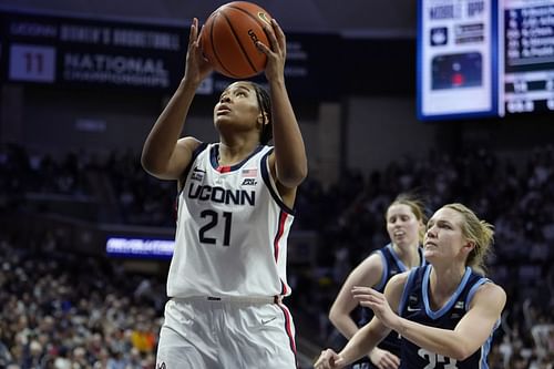 Sarah Strong (#21) of the UConn Huskies shoots against Maddie Burke (#23) of the Villanova Wildcats during their game at the Harry A. Gampel Pavilion on January 22, 2025. Photo: Getty