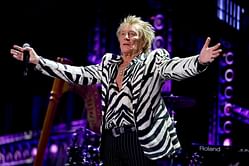"Thought he is 40" — Internet lauds 80-year-old Rod Stewart's performance at FireAid benefit concert