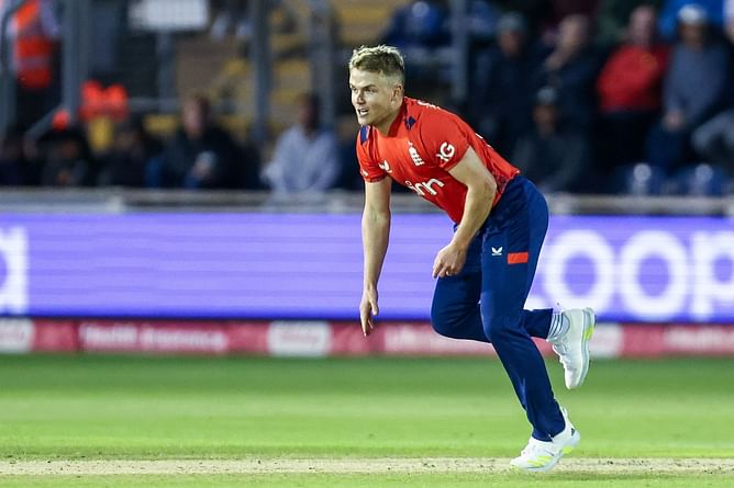 सैम करन की घातक गेंदबाजी, वानिन्दु हसरंगा ने भी बरपाया कहर; RCB के स्टार की टीम को मिली पांचवीं हार