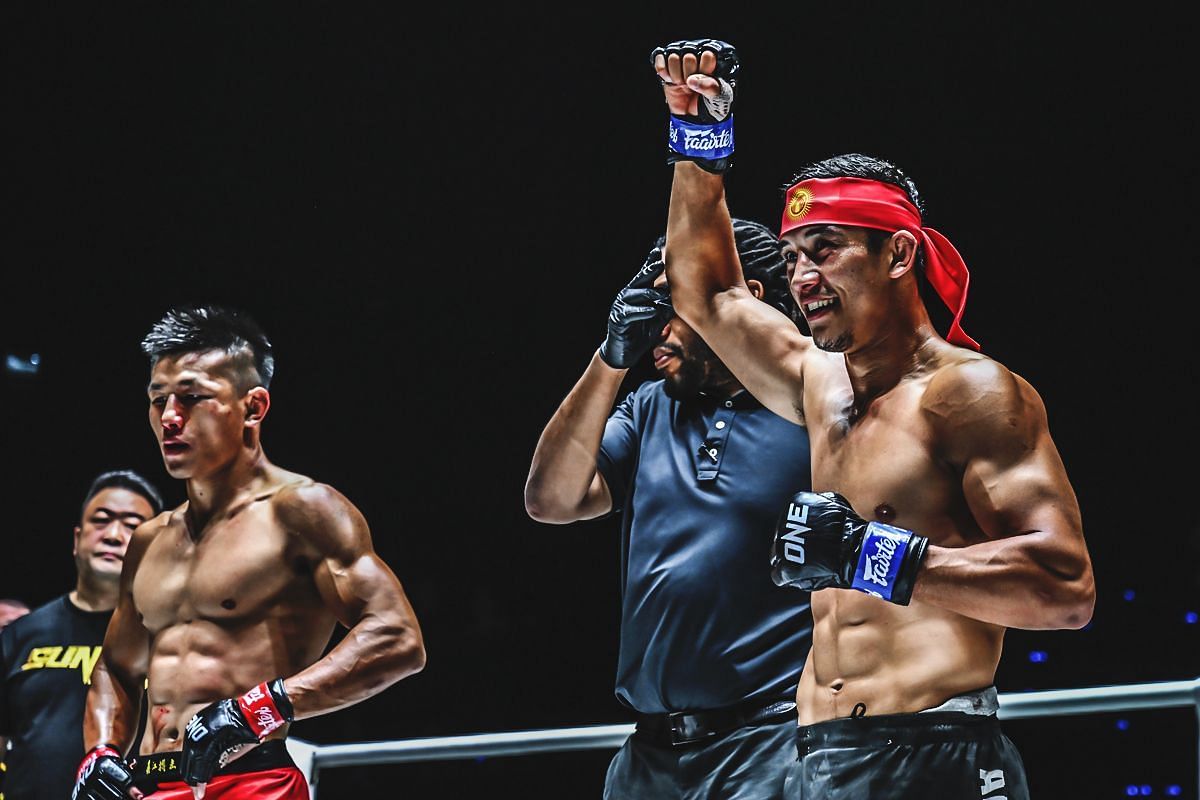 Akbar Abdullaev (right) got his hand raised over Tang Kai with another clinical performance.