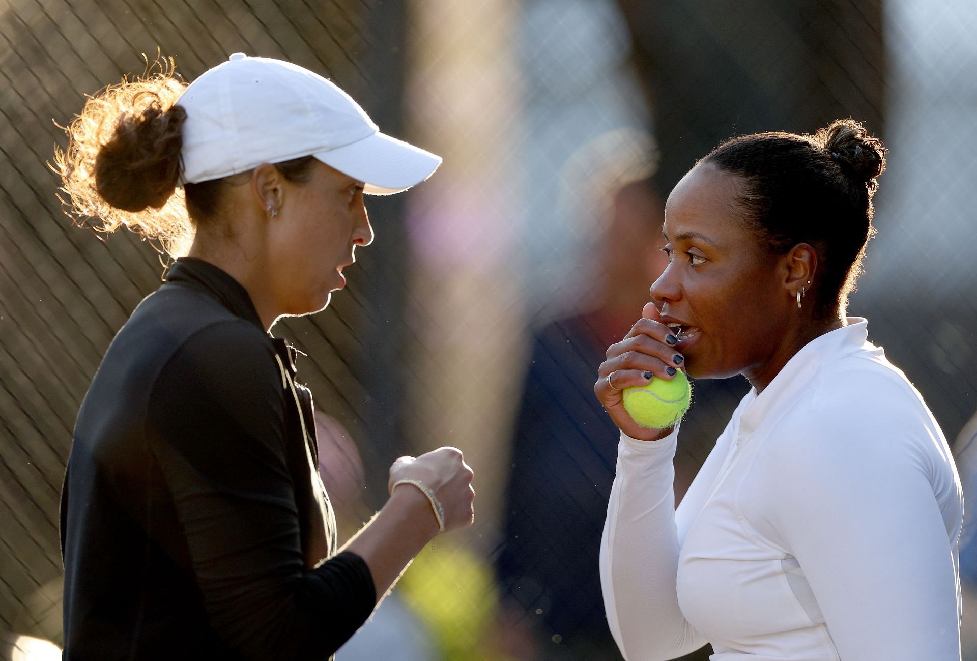 Keys and Townsend share a conversation at the eWTA 500 Credit One Charelston Open 2024 - (Source: Getty)